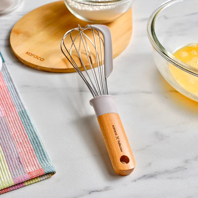 Fouet Karaca X Refika Gadgets avec manche en bois et raclette en silicone