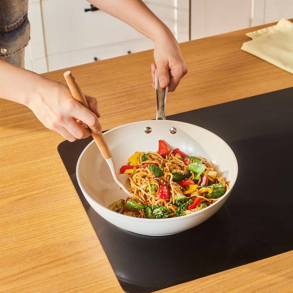 Karaca Swiss Crystal Almond Cream – Wok avec manche 28 cm