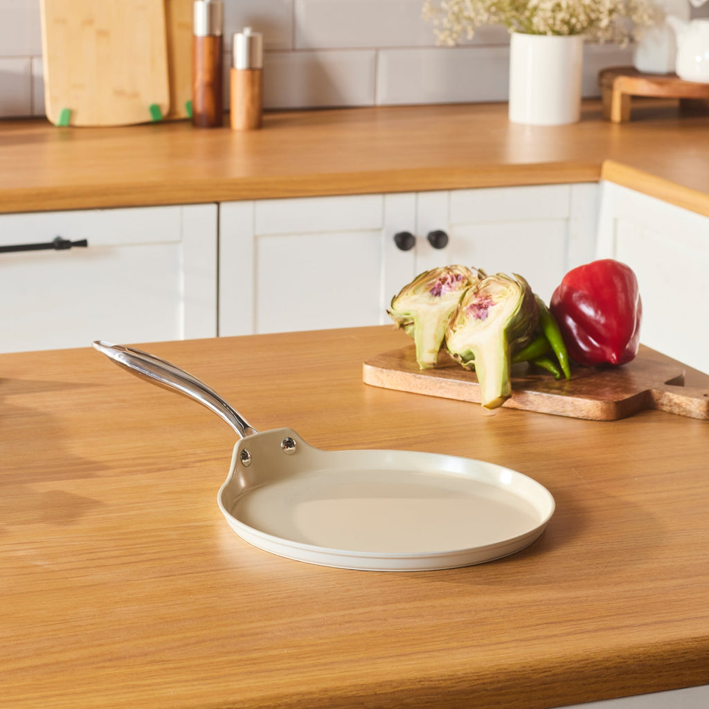 Karaca Swiss Crystal Almond Cream, Poêle à Crêpes, 25cm