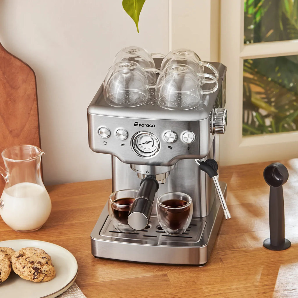 Machine à Café Karaca Coffee Art 1353 pour Espresso, Latte, Cappuccino, Americano avec Mousseur à Lait, 20 Bars de Pression, 1,8L Inox