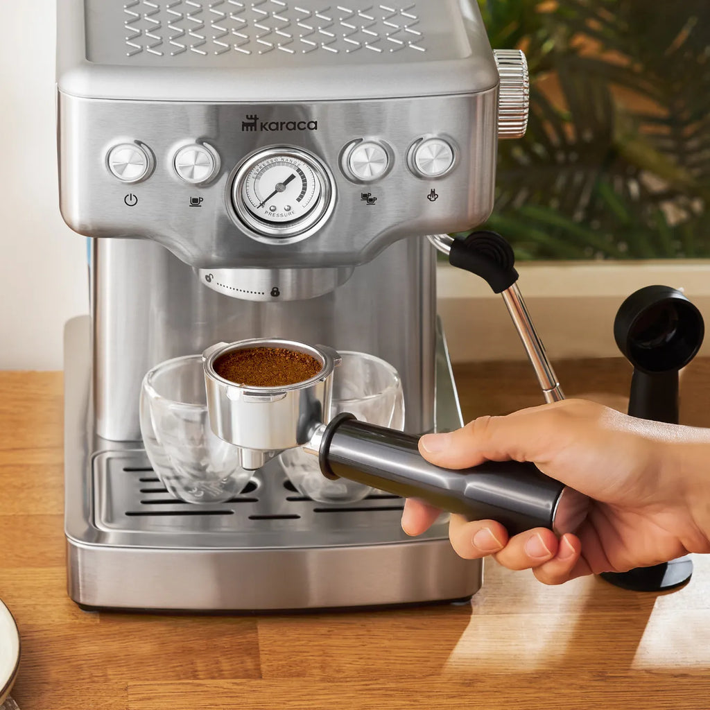 Machine à Café Karaca Coffee Art 1353 pour Espresso, Latte, Cappuccino, Americano avec Mousseur à Lait, 20 Bars de Pression, 1,8L Inox