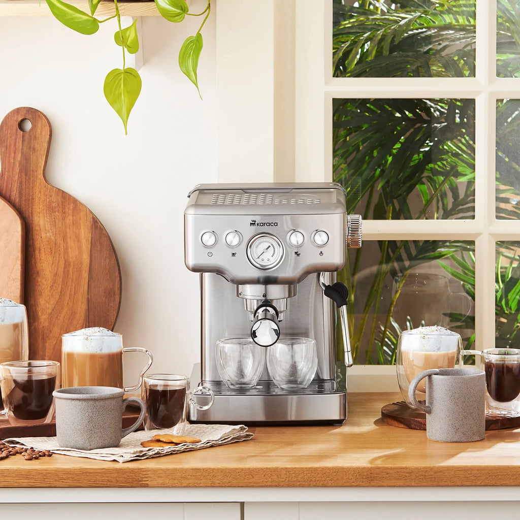 Machine à Café Karaca Coffee Art 1353 pour Espresso, Latte, Cappuccino, Americano avec Mousseur à Lait, 20 Bars de Pression, 1,8L Inox